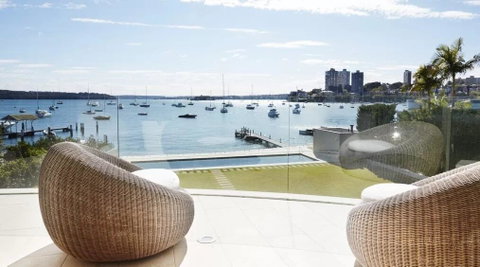 Superb 3 Bedroom, 2 Bathroom First Level Waterfront - Accommodation Main Beach 0