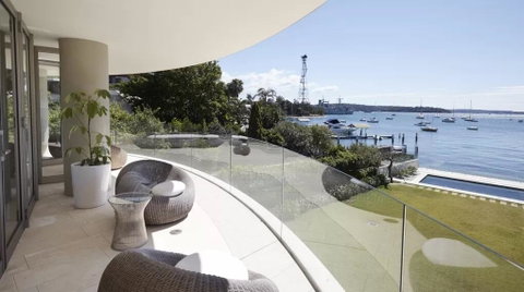 Superb 3 Bedroom, 2 Bathroom First Level Waterfront - Accommodation Main Beach 3