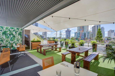 Surfers Paradise Ocean View. Sleeps 4. Free WIFI - Accommodation Main Beach 2