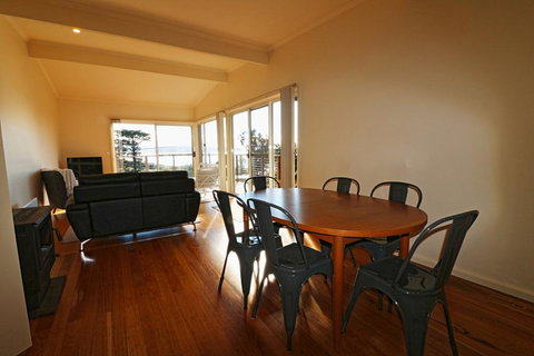 Surfside - Accommodation Main Beach 1
