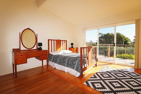 Surfside - Accommodation Main Beach 3