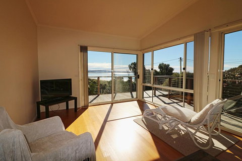 Surfside - Accommodation Main Beach 0