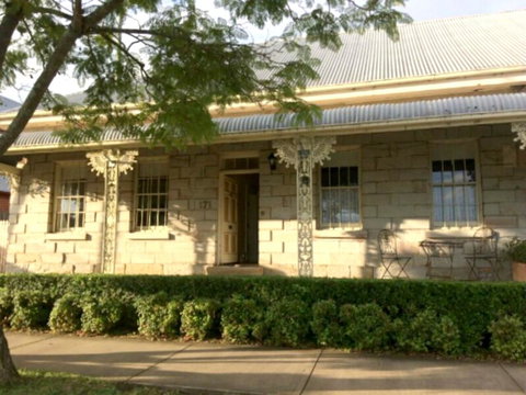 Surgeon's Cottage - Accommodation Main Beach 0