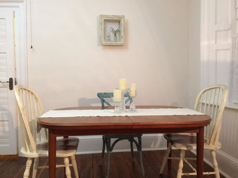 Surgeon's Cottage - Accommodation Main Beach 2