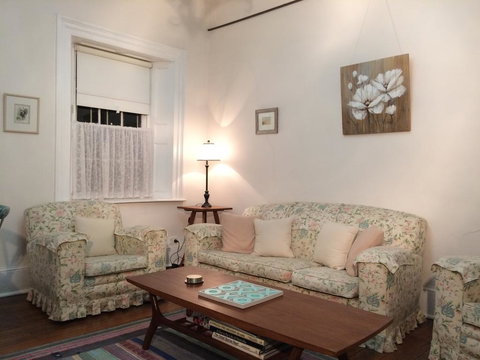 Surgeon's Cottage - Accommodation Main Beach 1