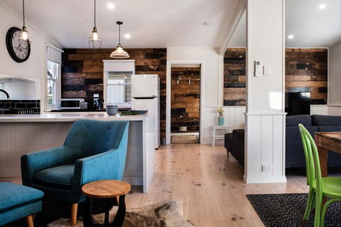 Table Hill Cottage - Accommodation Main Beach 0
