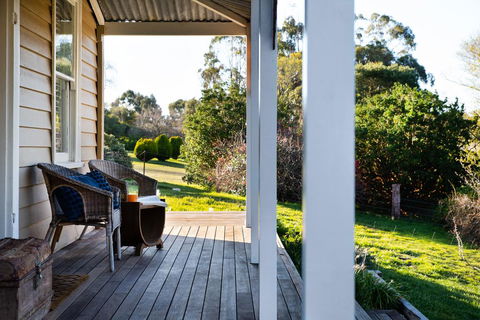 Table Hill Cottage - Accommodation Main Beach 2