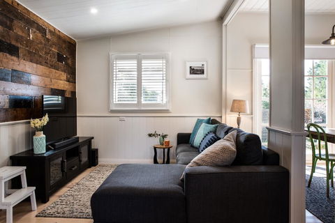 Table Hill Cottage - Accommodation Main Beach 3