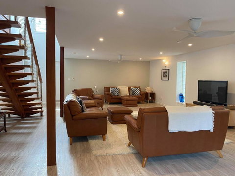 The Old Gallery - Accommodation Main Beach 3