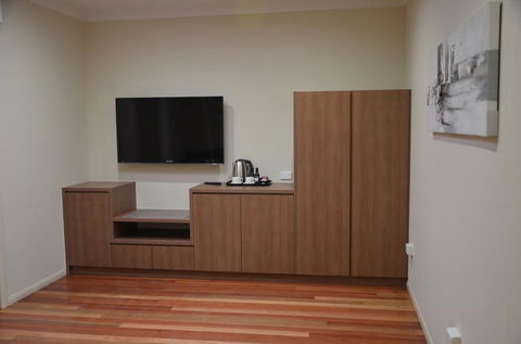 The Australian Hotel Motel - Accommodation Main Beach 3