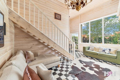 The Barn - Accommodation Main Beach 1