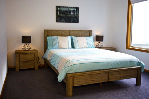 Penguin Beachfront Apartments - Accommodation Main Beach 10