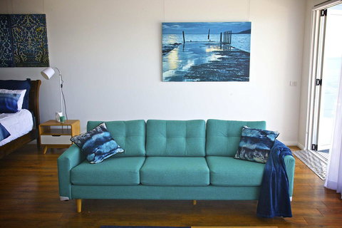 Penguin Beachfront Apartments - Accommodation Main Beach 12