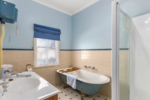 Cambridge House Bed & Breakfast - Accommodation Main Beach 16