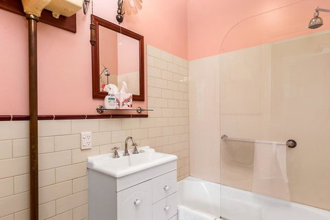 Cambridge House Bed & Breakfast - Accommodation Main Beach 6