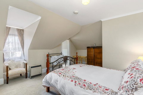 Cambridge House Bed & Breakfast - Accommodation Main Beach 7