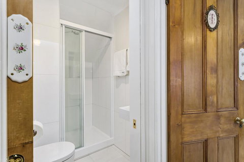 Cambridge House Bed & Breakfast - Accommodation Main Beach 8