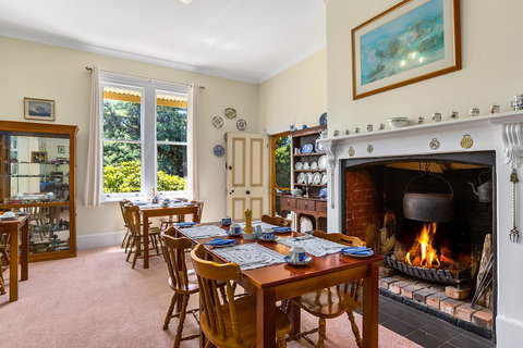 Cambridge House Bed & Breakfast - Accommodation Main Beach 25