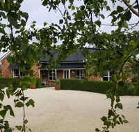Hazelcreek Cottages - Accommodation Main Beach