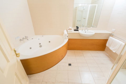 Strahan Village - Accommodation Main Beach 23