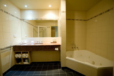 Strahan Village - Accommodation Main Beach 34