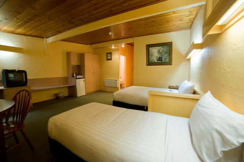 Strahan Village - Accommodation Main Beach 41