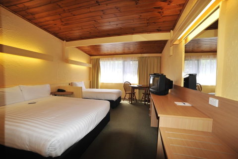 Strahan Village - Accommodation Main Beach 13