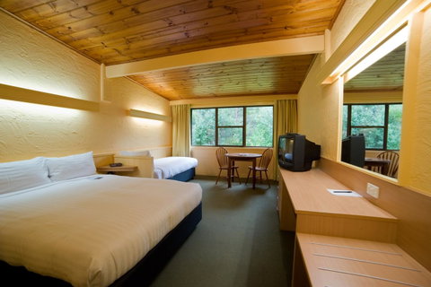 Strahan Village - Accommodation Main Beach 38