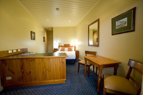 Strahan Village - Accommodation Main Beach 32