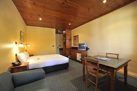 Strahan Village - Accommodation Main Beach 35