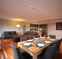 Sunny 3 Bedroom Apartment in Sandy Bay - Accommodation Main Beach