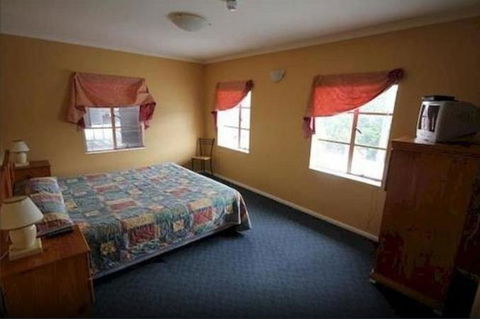 Beltana Hotel - Accommodation Main Beach 3