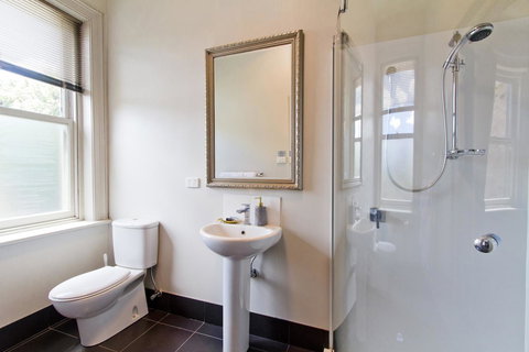 Deloraine Hotel - Accommodation Main Beach 25