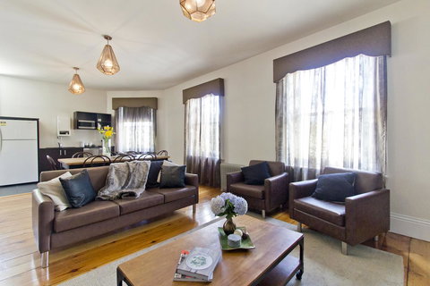 Deloraine Hotel - Accommodation Main Beach 4