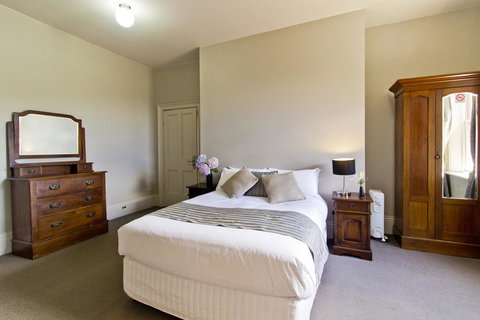 Deloraine Hotel - Accommodation Main Beach 26