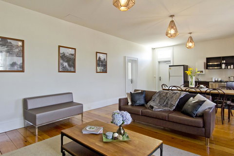 Deloraine Hotel - Accommodation Main Beach 23