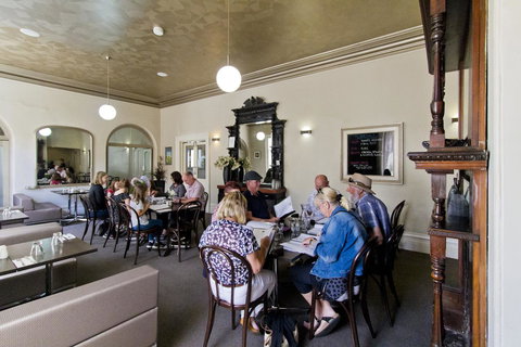 Deloraine Hotel - Accommodation Main Beach 10