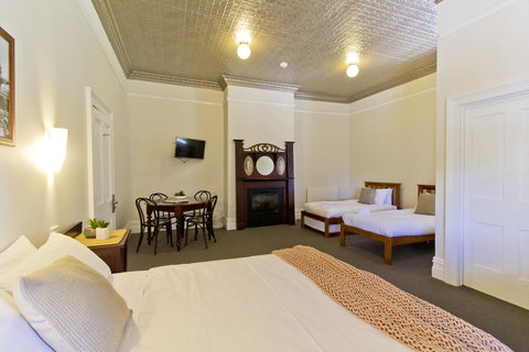 Deloraine Hotel - Accommodation Main Beach 1
