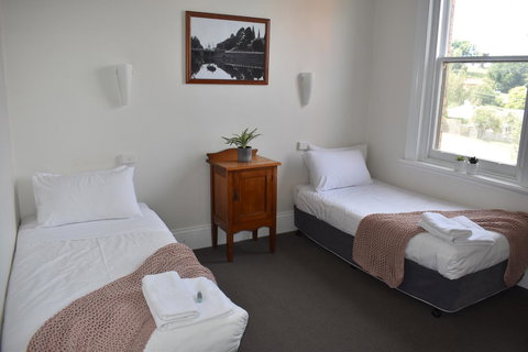 Deloraine Hotel - Accommodation Main Beach 8