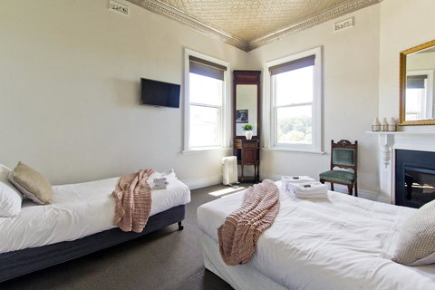 Deloraine Hotel - Accommodation Main Beach 21