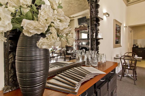 Deloraine Hotel - Accommodation Main Beach 29