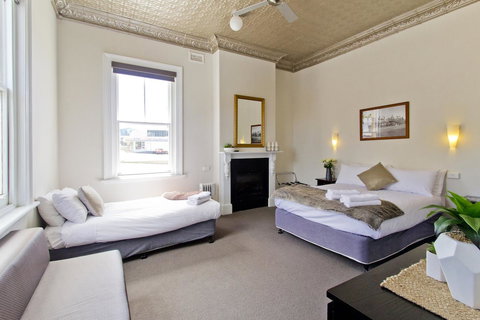 Deloraine Hotel - Accommodation Main Beach 22