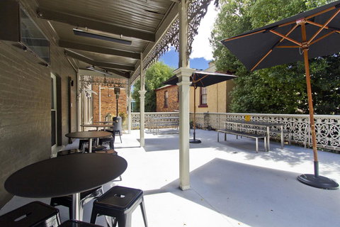 Deloraine Hotel - Accommodation Main Beach 28