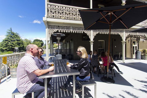 Deloraine Hotel - Accommodation Main Beach 9