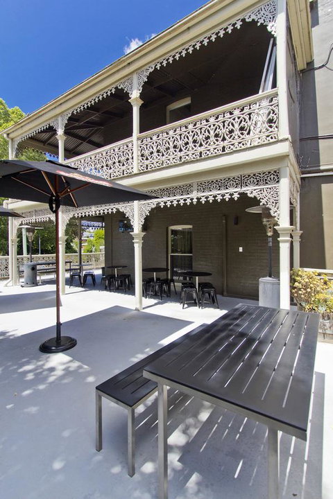 Deloraine Hotel - Accommodation Main Beach 27