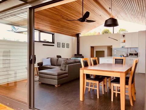 Omaroo House - Panoramic Water Views - Accommodation Main Beach 4