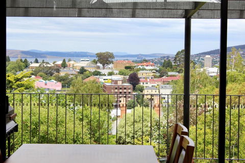 Omaroo House - Panoramic Water Views - Accommodation Main Beach 6