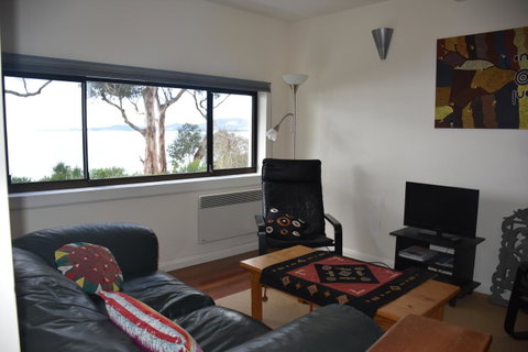 Beachside Taroona With Spa - Accommodation Main Beach 6
