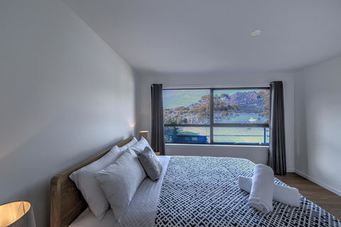 Dock Of The Bay - Accommodation Main Beach 3