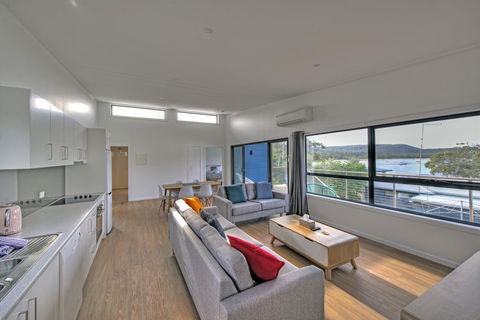 Dock Of The Bay - Accommodation Main Beach 7